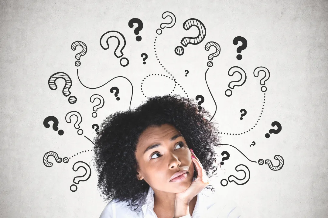 Imagen que incluye una mujer pensando en símbolos de interrogación.