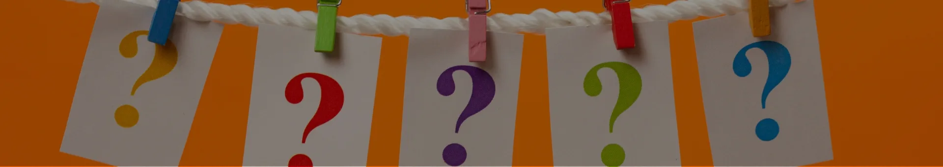 Imagen del banner de preguntas frecuentes, en ella se observa unos símbolos de interrogación.