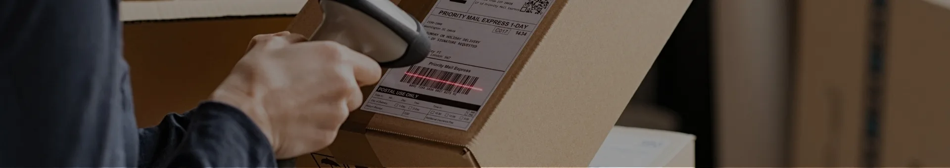 Imagen de una caja siendo enviada